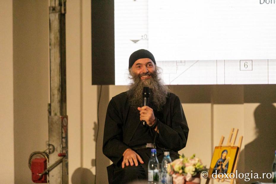 Părintele Pimen Vlad, vorbind celor prezenți la conferință / Foto: Pr. Silviu Cluci Părintele Pimen Vlad, vorbind celor prezenți la conferință / Foto: Pr. Silviu Cluci