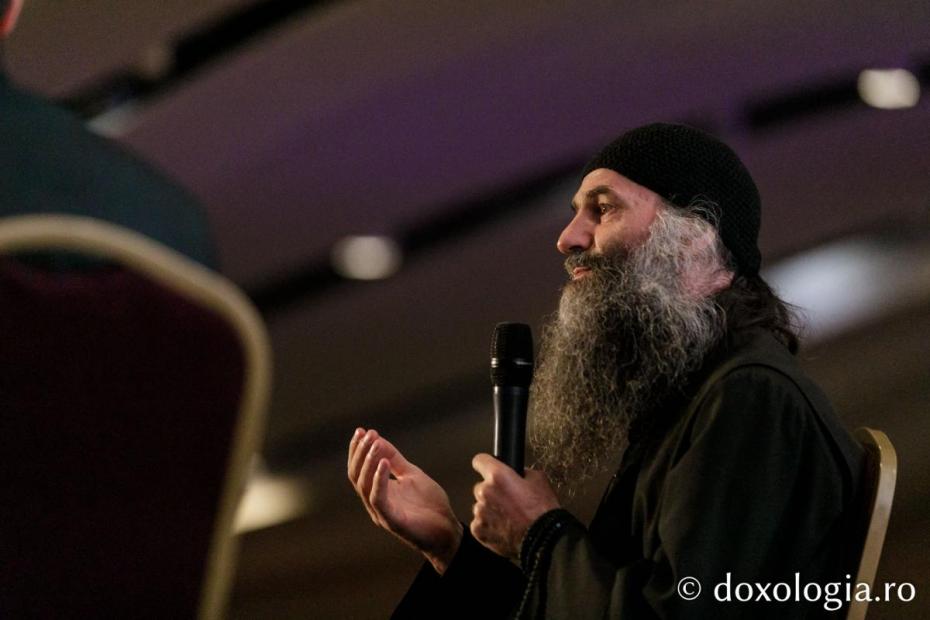 Părintele Pimen Vlad, vorbind celor prezenți la conferință / Foto: Pr. Silviu Cluci Părintele Pimen Vlad, vorbind celor prezenți la conferință / Foto: Pr. Silviu Cluci